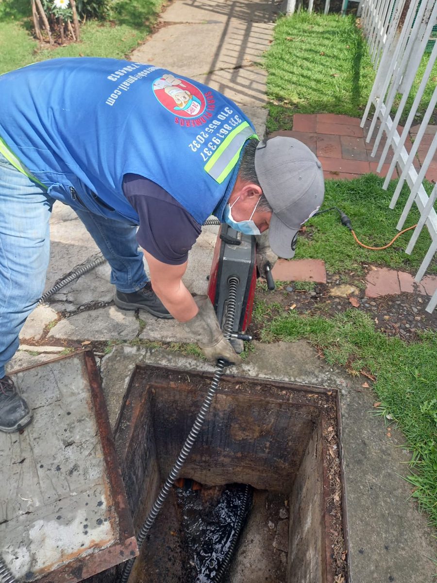 Destape de cañerías en Bogotá realizado con equipos profesionales y atención rápida 24 horas.