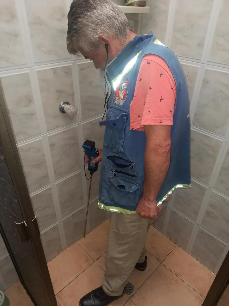 Detección de fugas de agua en Bogotá con tecnología profesional para localizar filtraciones sin romper pisos o paredes.
