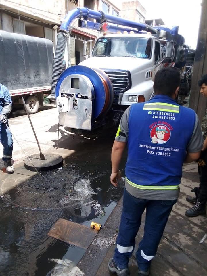 Servicio de destape de tuberías en Bogotá con equipo especializado