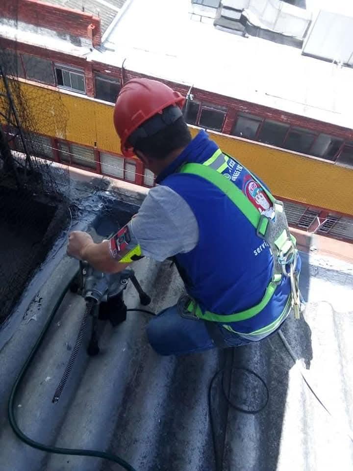 Plomeros en toda Bogotá atendiendo emergencias de plomería, destapes y fugas de agua con servicio rápido y profesional.