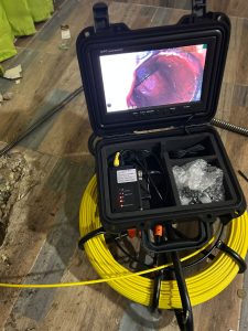 Inspección de tubería con cámara en Bogotá realizada por Serviplomeros para detectar obstrucciones y daños ocultos.