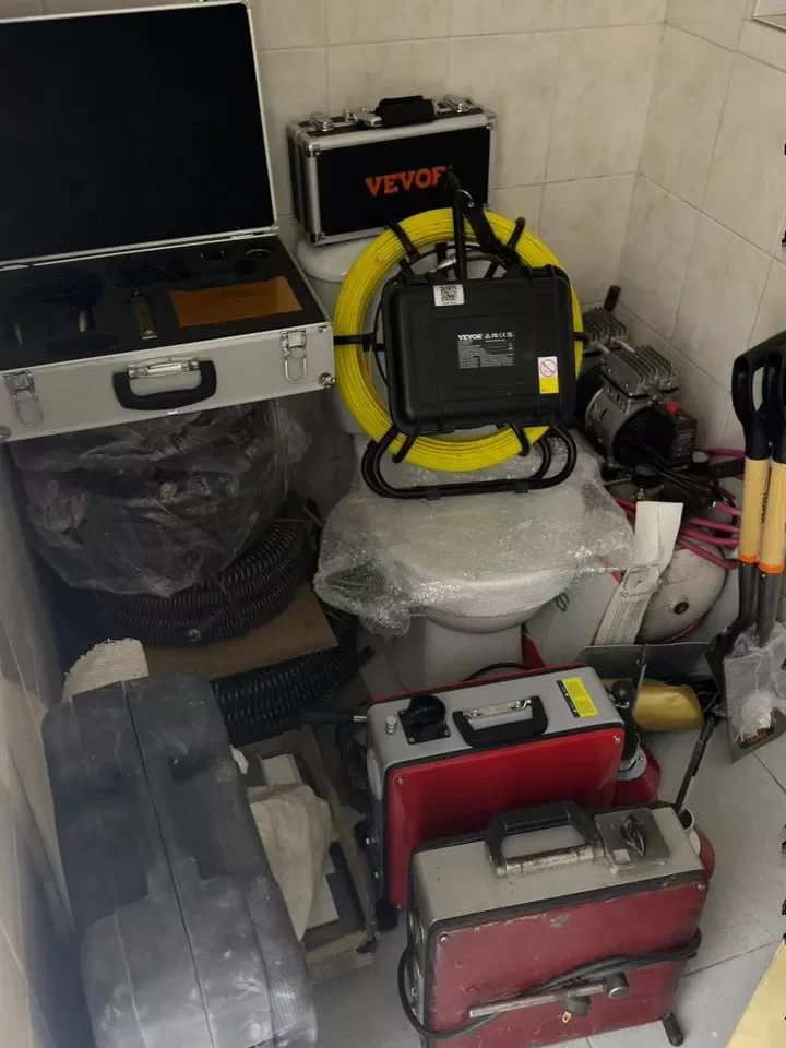 equipo-tecnologico-serviplomeros Almacén de equipos tecnológicos de Serviplomeros en Bogotá con cámaras de inspección, geófonos y herramientas profesionales de plomería.