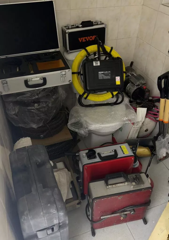 Almacén de equipos tecnológicos de Serviplomeros en Bogotá con cámaras de inspección, geófonos y herramientas profesionales de plomería.