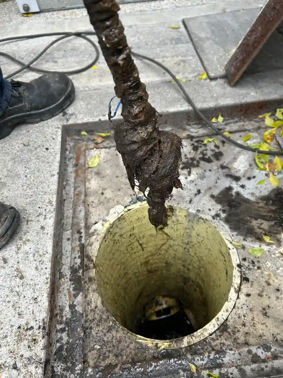 Técnicos de destape de cañería en Bogotá utilizando sondas eléctricas y herramientas profesionales.