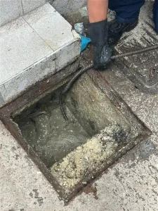 tecnicos-limpieza-cañerias Técnicos realizando limpieza de cañerías en Bogotá con herramientas profesionales y tecnología especializada.