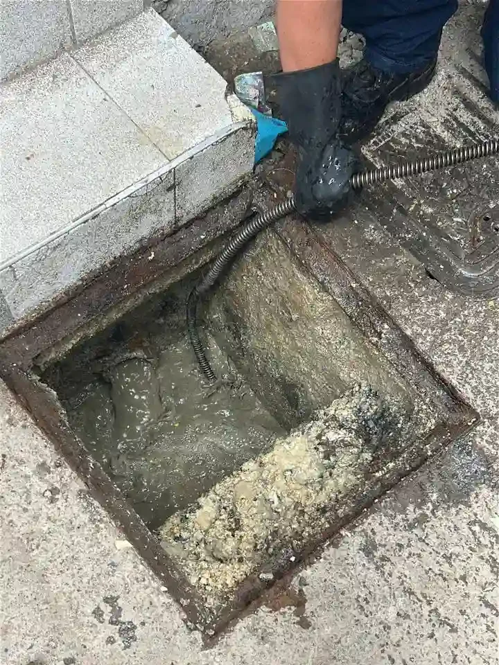 Técnicos realizando limpieza de cañerías en Bogotá con herramientas profesionales y tecnología especializada.
