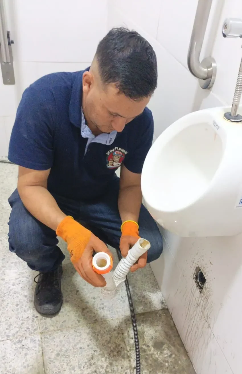 atencion-sanitarios-bloqueados-bogota Atención de sanitarios bloqueados en Bogotá con diagnóstico rápido y destaponamiento profesional.