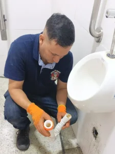 atencion-sanitarios-bloqueados-bogota Atención de sanitarios bloqueados en Bogotá con diagnóstico rápido y destaponamiento profesional.