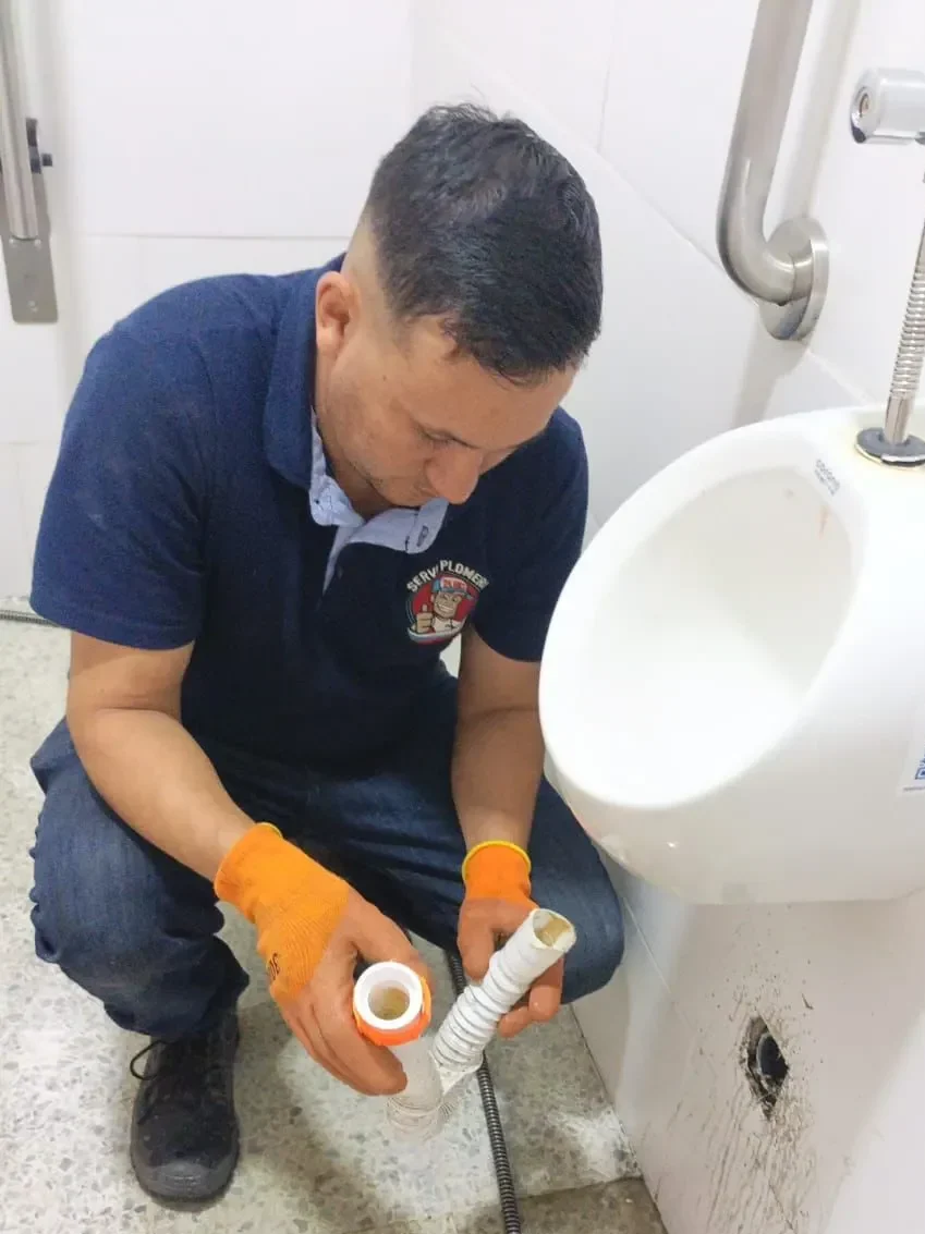 Atención de sanitarios bloqueados en Bogotá con diagnóstico rápido y destaponamiento profesional.