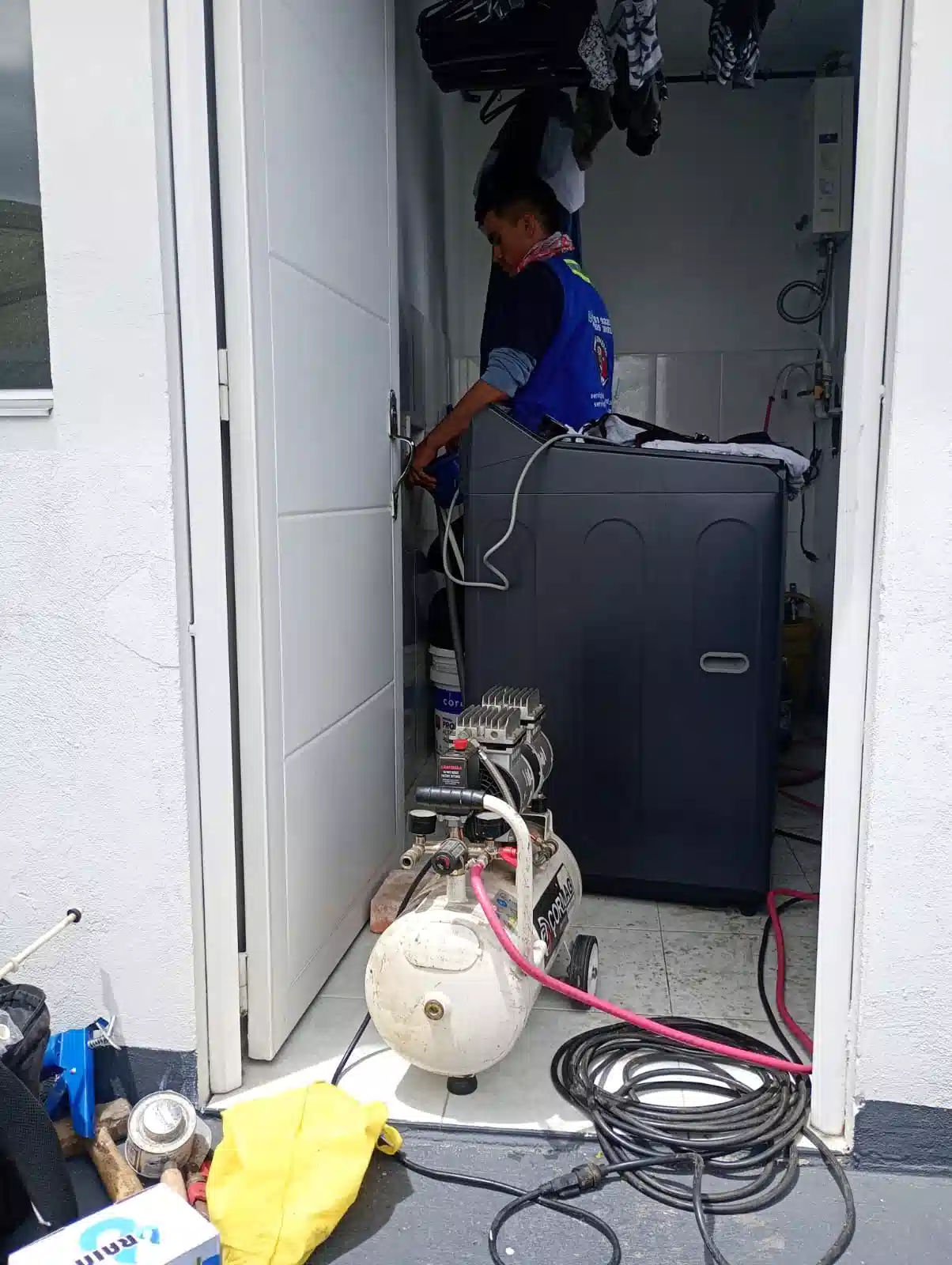 aumento-presion-hidrocompresor Técnico de Serviplomeros realizando aumento de presión con hidrocompresor en vivienda de Bogotá