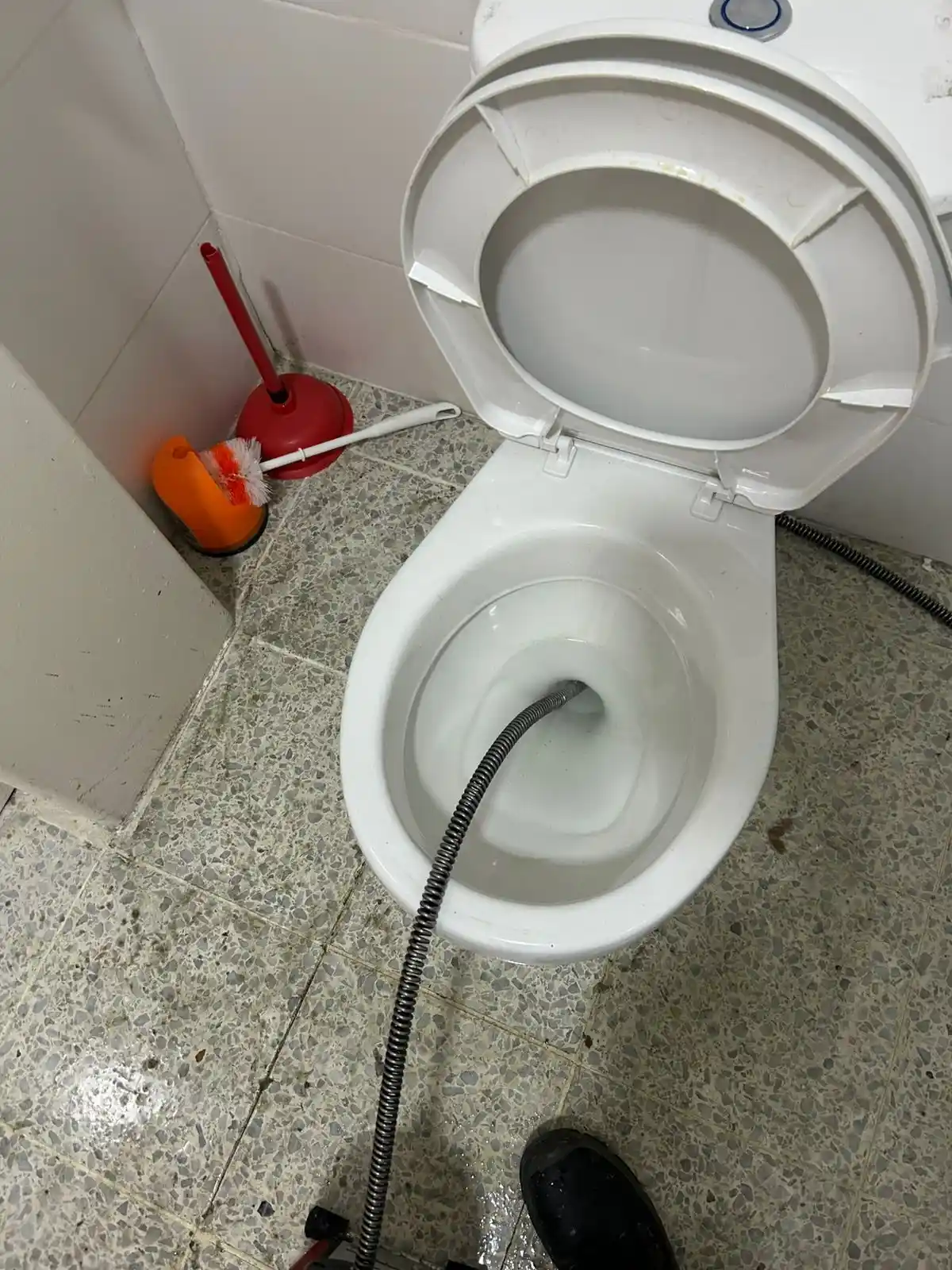 Destaponamiento de sanitarios residenciales en Bogotá con herramientas profesionales y diagnóstico preciso.