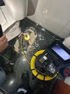 Inspección de tuberías con cámara digital en Bogotá realizada por técnicos de Serviplomeros para detectar obstrucciones y daños internos sin romper.