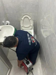 limpieza-profesional-inodoros-bogota Limpieza profesional de inodoros en Bogotá con equipos especializados para eliminar obstrucciones y residuos.