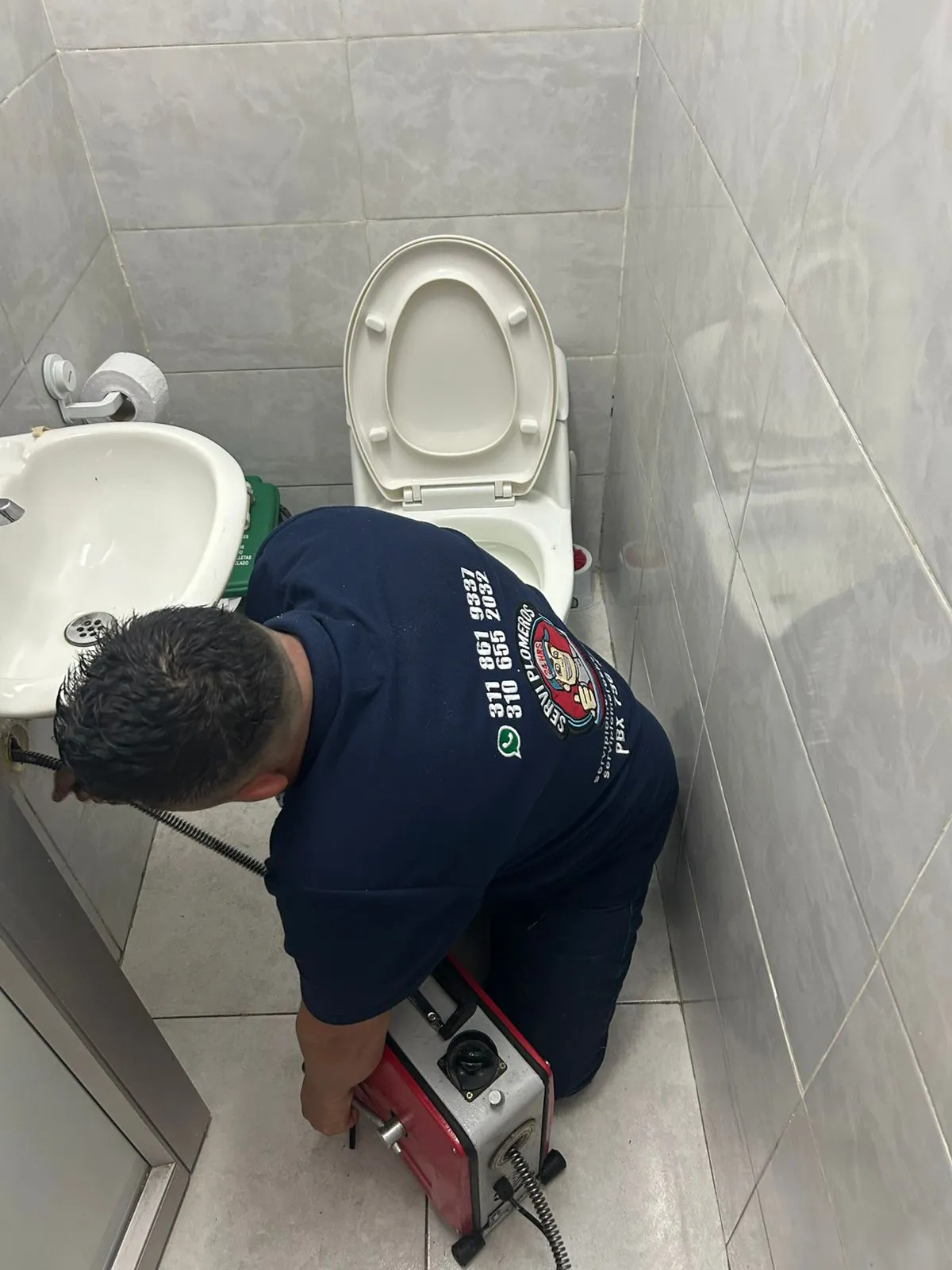 Limpieza profesional de inodoros en Bogotá con equipos especializados para eliminar obstrucciones y residuos.