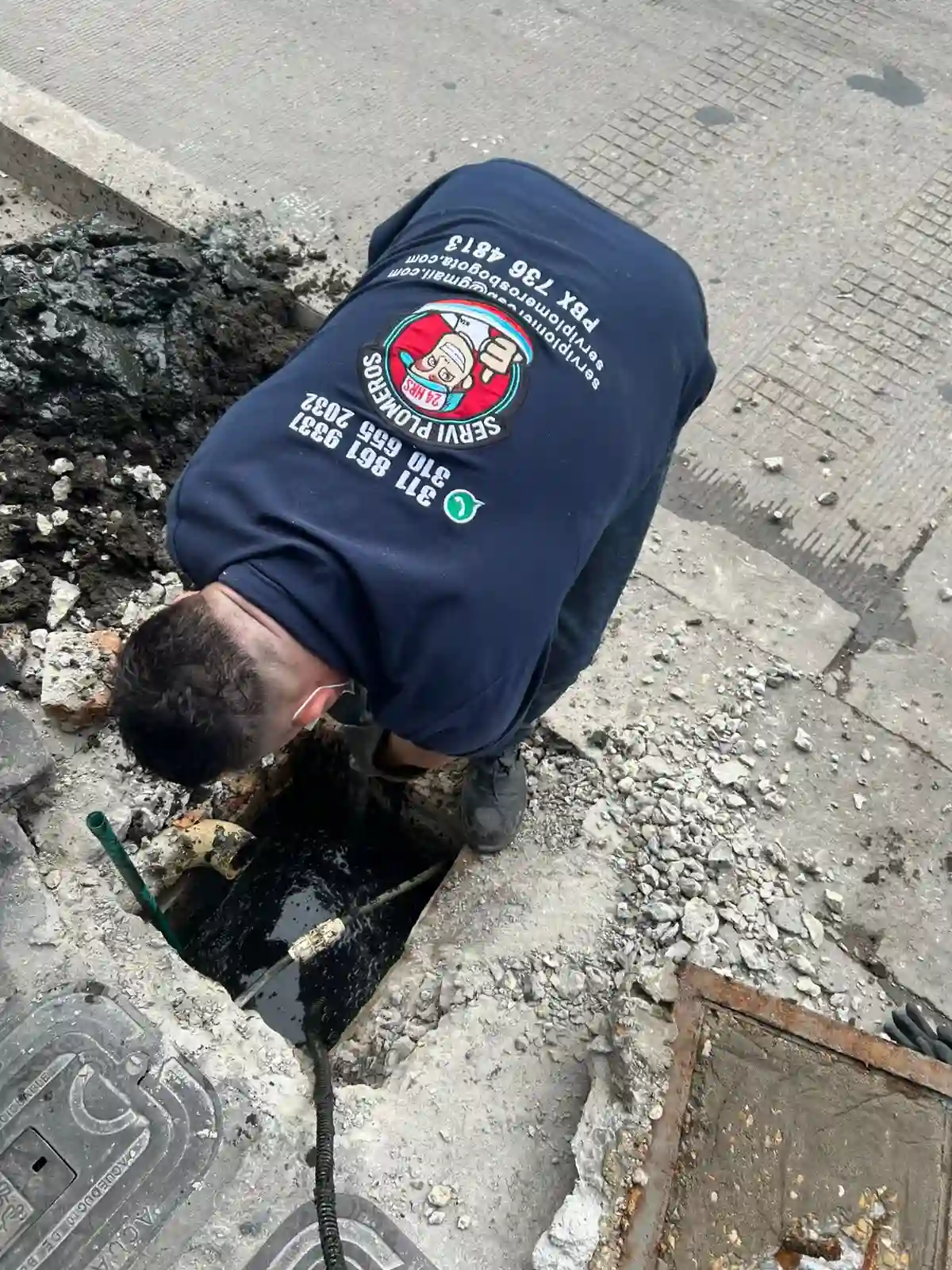 Limpieza de tuberías en Bogotá con equipos profesionales para eliminar residuos y obstrucciones internas.