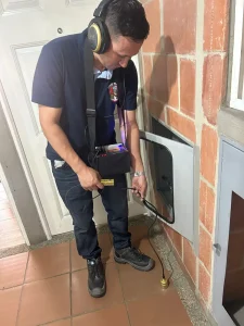 solucion-fugas-agua-hogar Solución de fugas de agua en el hogar con detección profesional y reparación rápida en Bogotá.