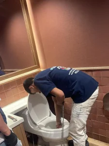 tecnicos-destape-banos-bogota Técnicos especializados en destape de baños en Bogotá realizando mantenimiento y destaponamiento profesional.